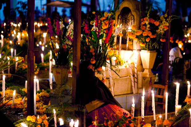 La celebración del Día de los Muertos en sus diferentes formas en México.