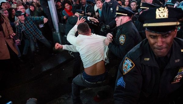 Las protestas por la decisión del gran jurado continuaron a lo largo del país. Un hombre fue detenido en Times Square. (Andrew Burton/Getty Images)