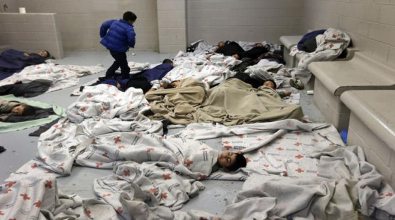 En condiciones de hacinamiento, los niños deben esperar el largo proceso de deportación hacia su país de origen. Brownsville, Texas 
