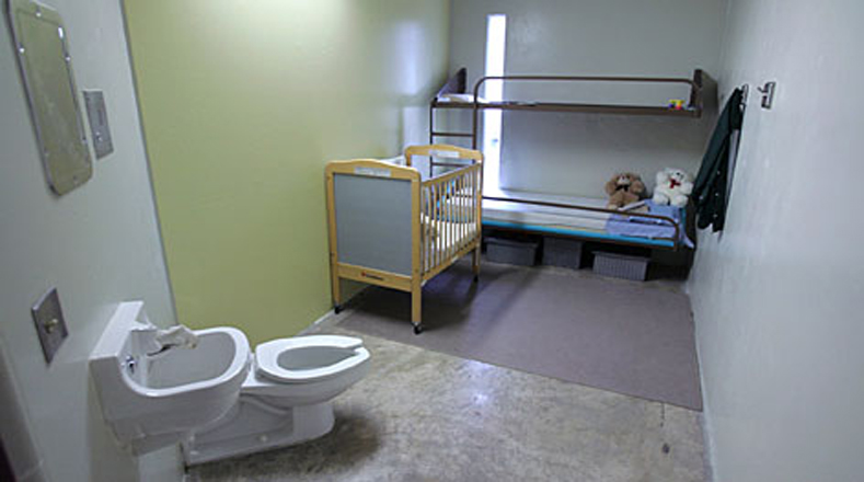 Los niños son recluidos en instalaciones construidas como cárceles.