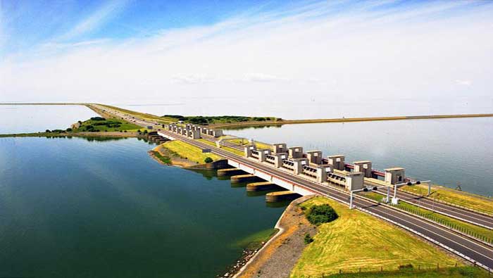 La represa de Afsluitdijk permitirá determinar a mediano plazo si la generación de energía azul puede ser rentable para el gobierno de Holanda (Archivo)