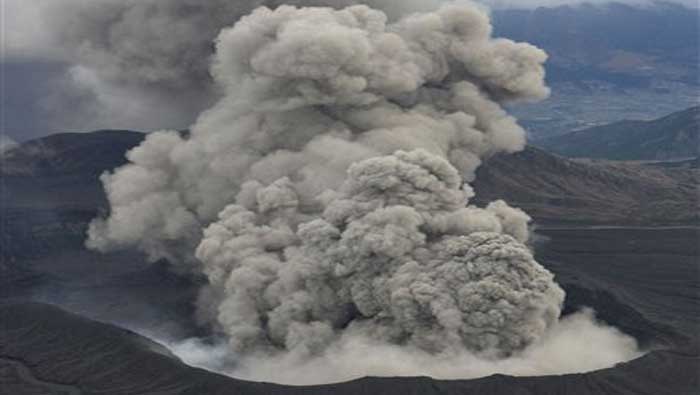 Autoridades y expertos descartan incrementar la escala de erupción pese al incremento de actividad sísmica en los últimos meses (AP)