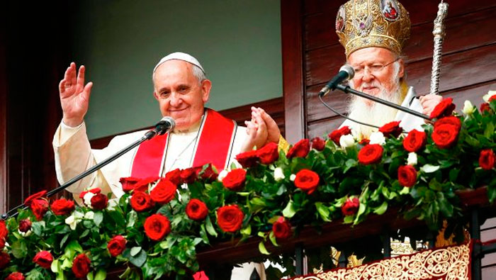 El papa Francisco y el patriarca de Constantinopla abogan por la paz en Ucrania. (Reuters)