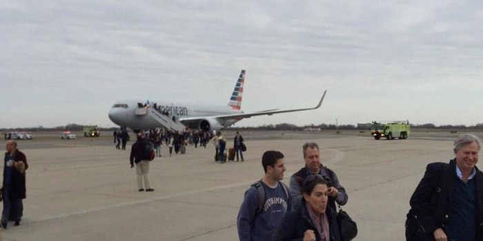 El avión propiedad de American Airlines fue desalojada de forma ordenada, según reportes de prensa local (@jrosenberg)