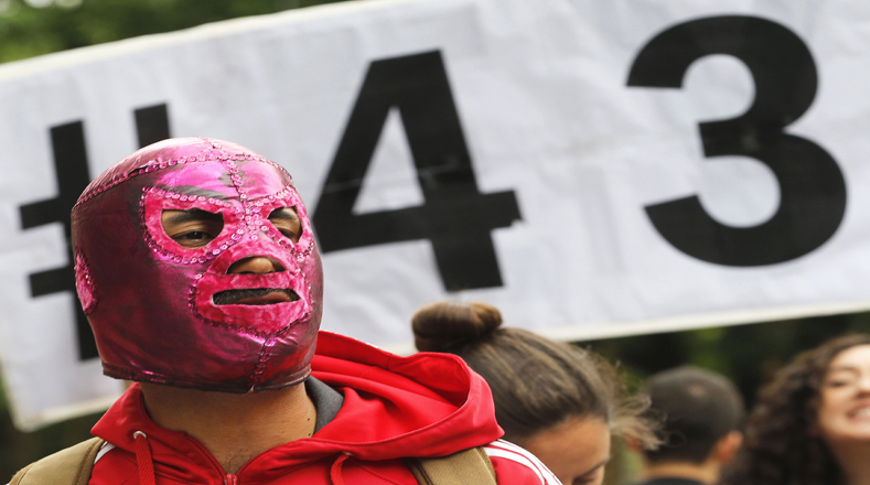 Defensores de los derechos humanos caminaron una vez más por las calles de México para exigir la aparición de los 43 normalistas.