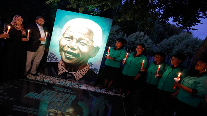 Sudafricanos esperan en vigilia aniversario de Madiba (Foto:EFE)