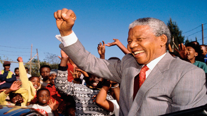 Mandela falleció a los 95 años de edad tras padecer una infección pulmonar contraída mientras estuvo preso en la cárcel de la isla Robben.