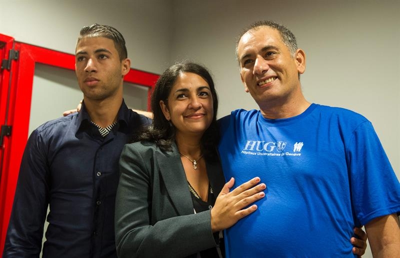 El médico cubano Félix Báez junto a su esposa e hijo a su regreso a Cuba.