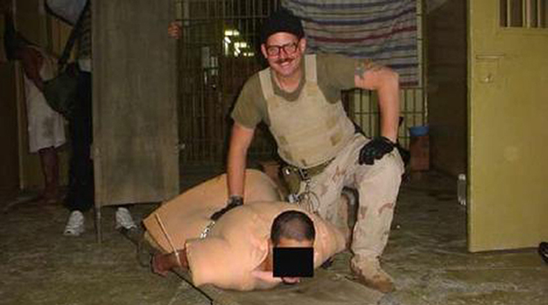 Estados Unidos ha negado aplicar torturas a pesar de las fotografías divulgadas donde se observan militares estadounidenses torturando a prisioneros.