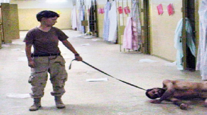 Fotografía de un prisionero amarrado con un collar para perros.