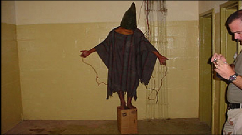 Satar Jabar fue torturado en la prisión Abu Ghraib conectándole al cableado eléctrico por manos y genitales, un método del manual de torturas de la CIA. Jabar no estaba acusado de terrorismo sino de un delito de robo de vehículos.