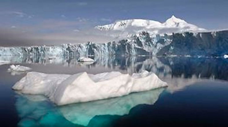 A medida que los glaciares se retiran, el hielo se hace más débil, se fisura y cae en pedazos.