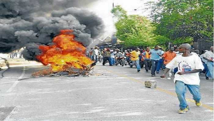 Las protestas desestabilizadoras se mantienen tras la decisión del presidente Michel Martelly de suspender las elecciones legislativas y municipales en octubre.