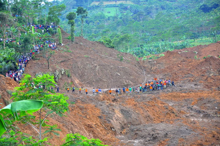 Los deslizamientos en Java, dejan un saldo parcial de 39 muertos. Los cuerpos de rescate continúan las labores de búsqueda de sobrevivientes