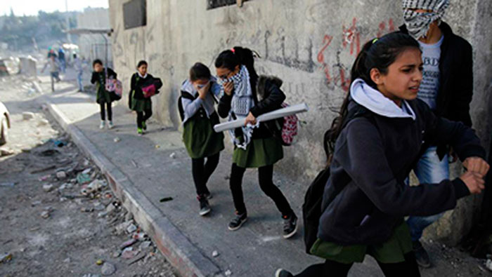 Los estudiantes quedaron atrapados mientras los israelíes lanzaban químicos dentro del colegio