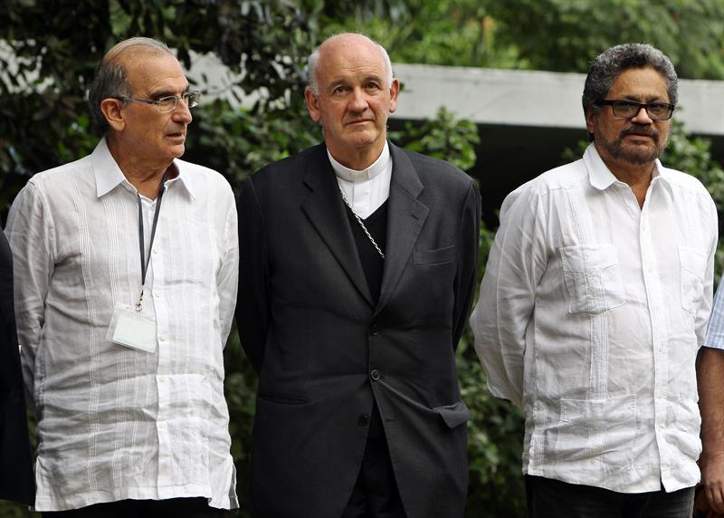 Representantes de las FARC-EP y del Gobierno colombiano dieron la última paleteada a la siembra del árbol.