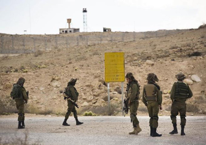 Soldados israelíes vigilan la frontera con Egipto en la península del Sinaí.