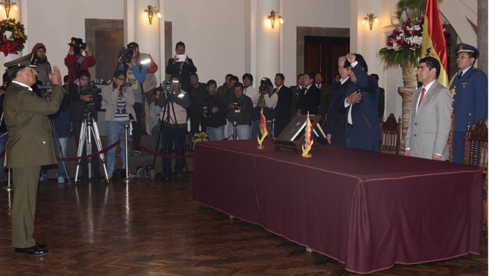 Evo Morales juramentó a Luis Cerruto como nuevo comandante de la policía de Bolivia.