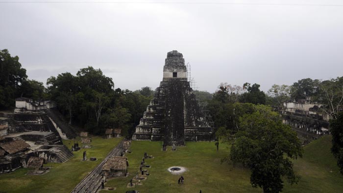 Vista del templo del Gran Jaguar, principal construcción de la ciudad más grande de Tikal.