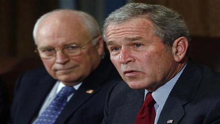 Recientemente, el exdirector de la CIA, Michael Hayden, negó que George W. Bush no estuviera informado sobre las torturas en los interrogatorios.