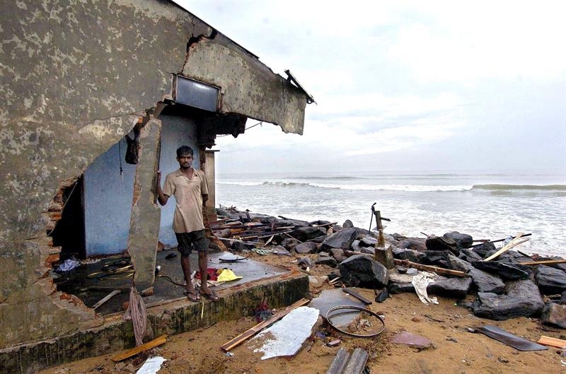 El carpintero Rengith Peris en su casa destrozada en Muratuwa, sur de Colombo (Sri Lanka) hace 10 años.  