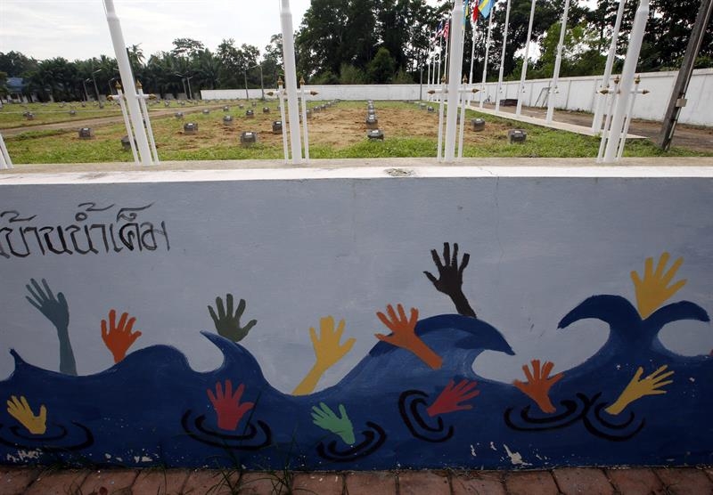Este mural fue pintado por niños y se encuentra ubicado en un cementerio de Bang Muang, en la provincia de Phang Nga (sur de Tailandia). En el lugar reposan los restos más de 300 víctimas que no pudieron ser identificadas. 