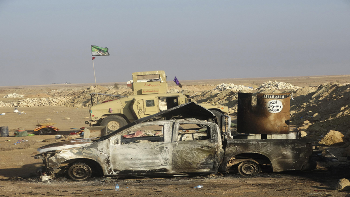 Restos de un vehículo del Estado Islámico en las afueras de Irak.