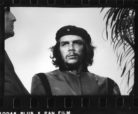 Los ataques del imperio asediaban a la Revolución. La inolvidable foto de "Korda" del Che refleja el momento en que el pueblo lloraba los muertos causados en la explosión de La Coubre en 1960