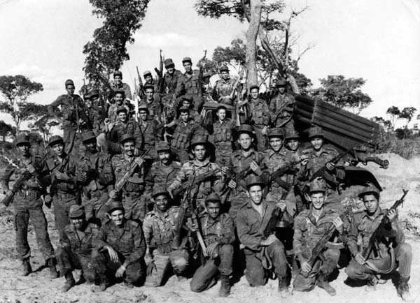 Cuba también aportó combatientes internacionalistas que dieron su vida por la independencia de Angola y el fin del Apartheid en Sudáfrica. Combatientes Cubanos en Cuito Canavale