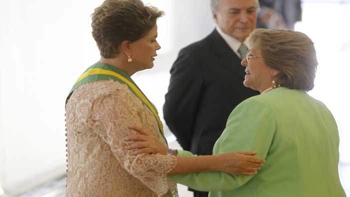En la toma de posesión de su segundo mandato, la presidenta Dilma Rousseff saludó a su homóloga chilena Michelle Bachelet.