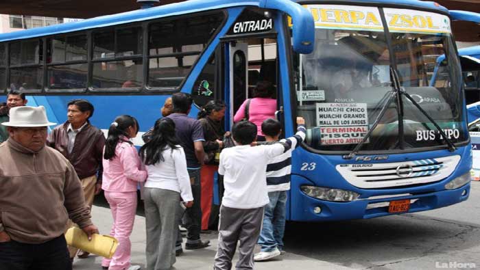 Los adultos mayores de 65 años están exonerados de pagar transporte público en Ecuador