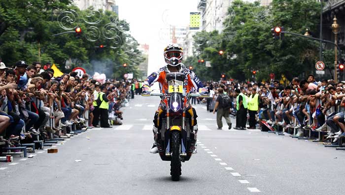 El portugués Rubén Faría desfilo con su motocicleta por las calles de Buenos Aires