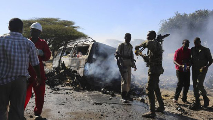 El reporte oficial detalla que al-Shabab detonó el coche mientras funcionarios de seguridad perseguían a uno de sus integrantes en las cercanías del aeropuerto de la ciudad de Mogadiscio
