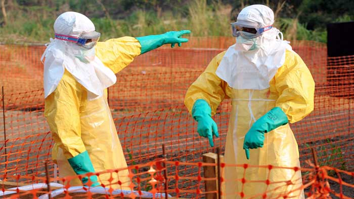 Médicos de diversas países y organizaciones colaboran en la lucha contra el ébola en África Occidental