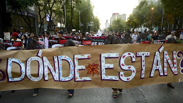Los manifestantes rechazan la desaparición de estudiantes en Ayotzinapa.