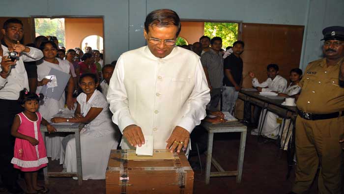 El actual mandatario, Mahinda Rajapaksa, se perfila como principal favorito para ser reelecto por tercera ocasión consecutiva