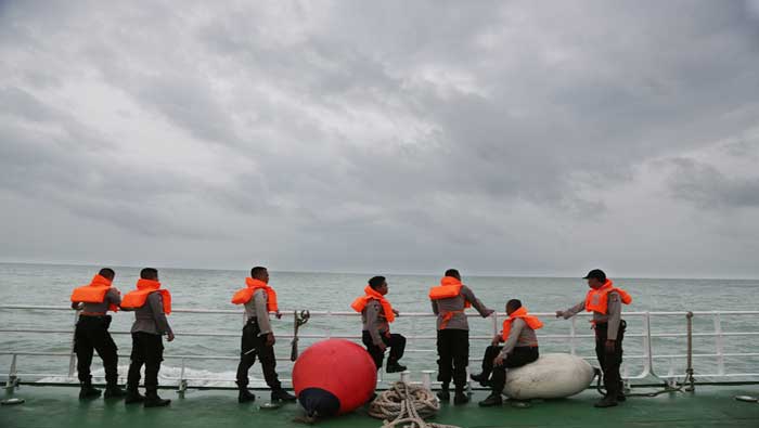 Rescatistas se mantienen a la espera para recuperar los restos del vuelo de AirAsia
