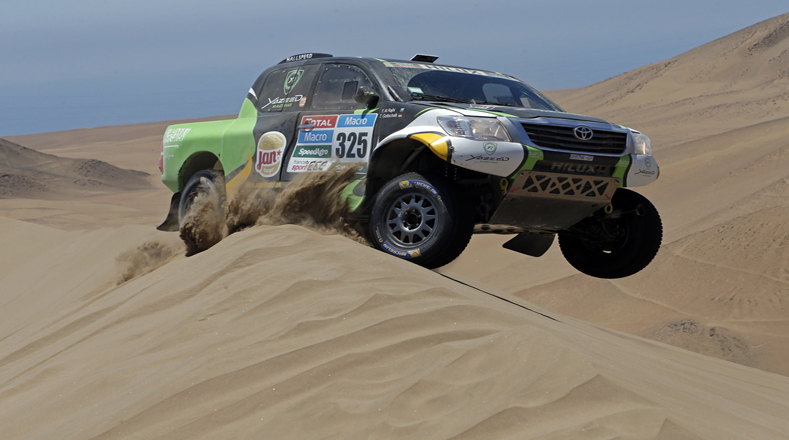 En la gráfica se observa uno de 138 autos que participan en el Rally Dakar 2015. 