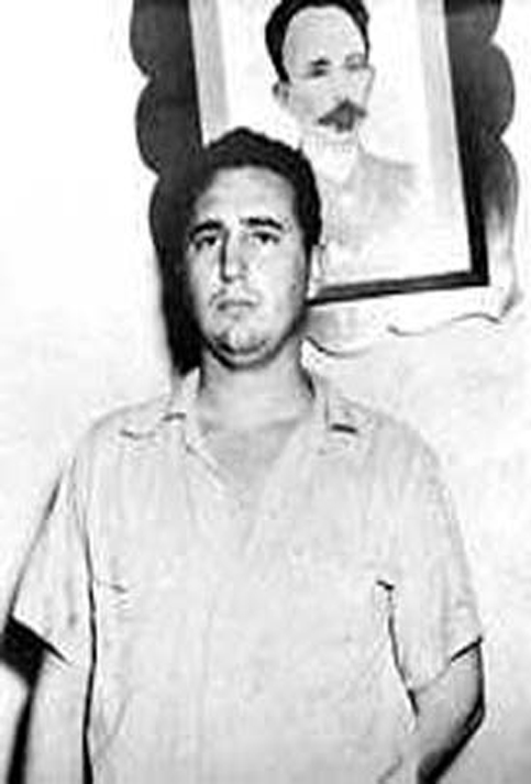El 16 de octubre de 1953, tras asumir su propia defensa, Fidel pronuncia el famoso alegato “La historia me absolverá”. Fue juzgado en solitario y condenado a 15 años.
