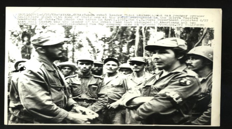 Raúl Castro acompañó a Fidel desde muy joven, uniéndose a la lucha armada en Sierra Maestra.