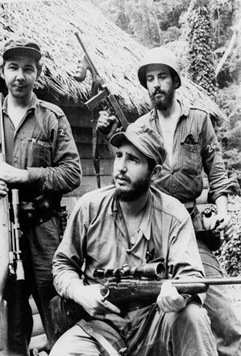Fidel conversa con sus compañeros, ante la mirada de Raúl y Camilo Cienfuegos.