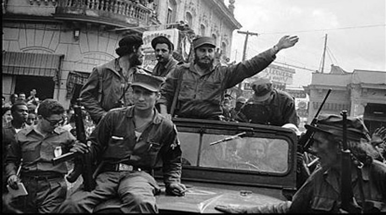 Fidel saluda a la multitud en su recorrido victorioso hacia la capital.