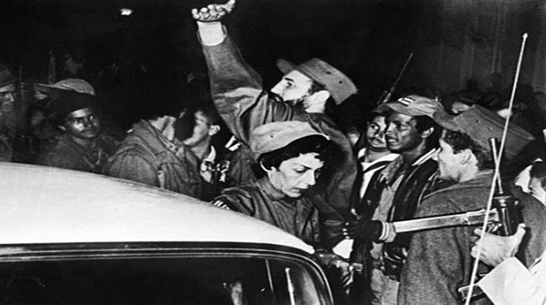 Fidel llega a La Habana el 8 de enero de 1959, a solo siete días de la caída de la dictadura, y es aclamado por la multitud que lo esperaba impacientemente.