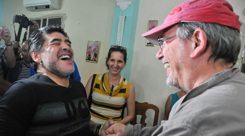 Silvio Rodríguez  y Maradona compartieron regalos tras el concierto. 