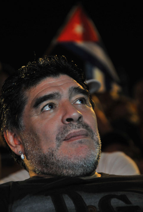 Maradona estuvo en la primera fila del concierto de Silvio Rodríguez. 