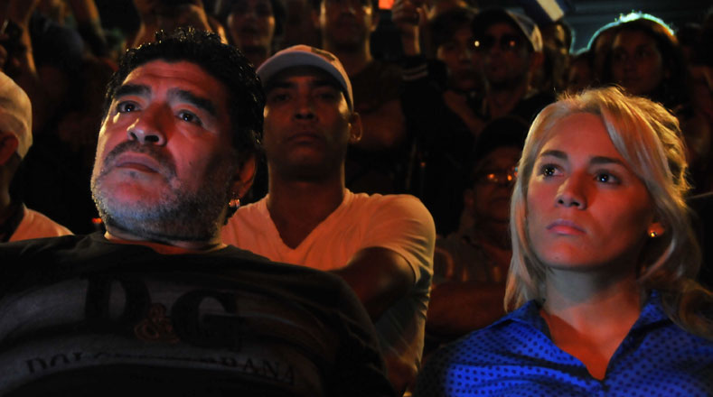 Maradona disfrutó del concierto de Silvio Rodríguez con su novia, Rocío Oliva. 