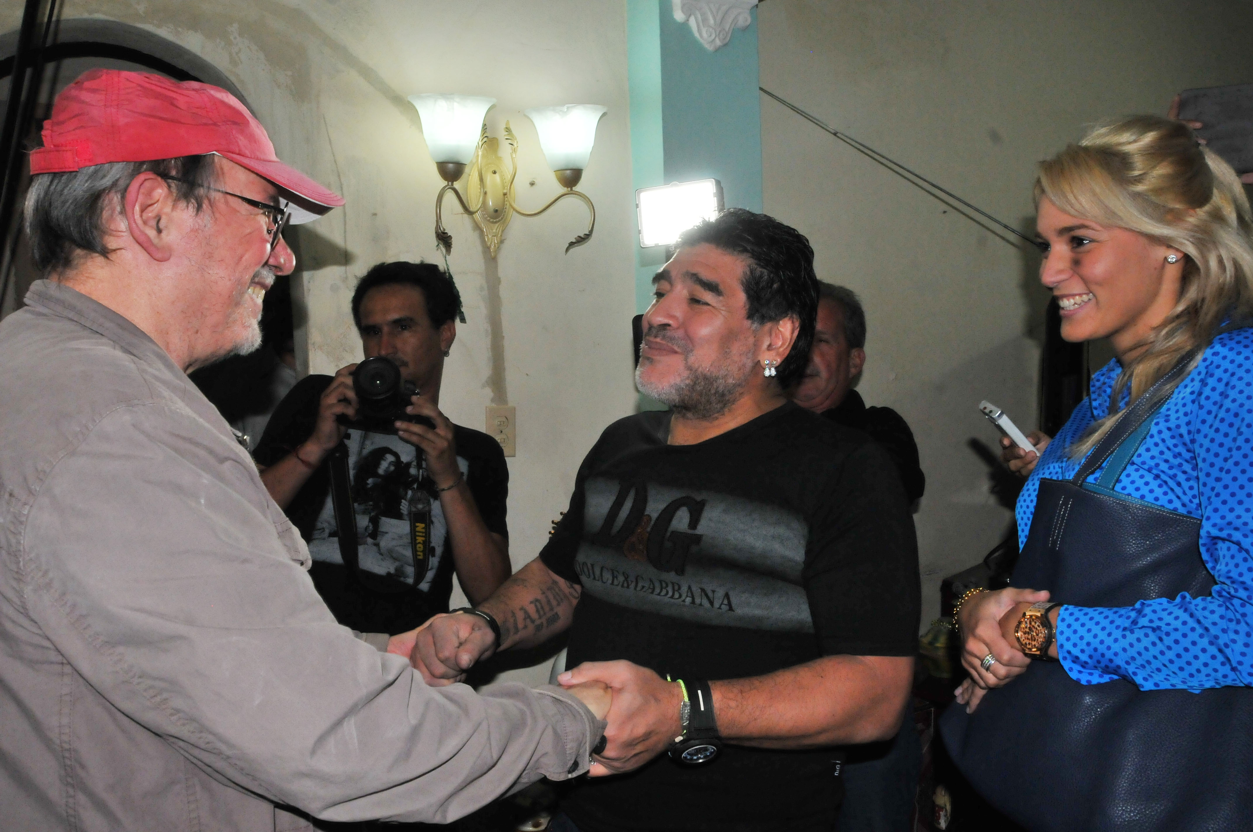 Maradona le expresó su admiración al cantautor cubano.