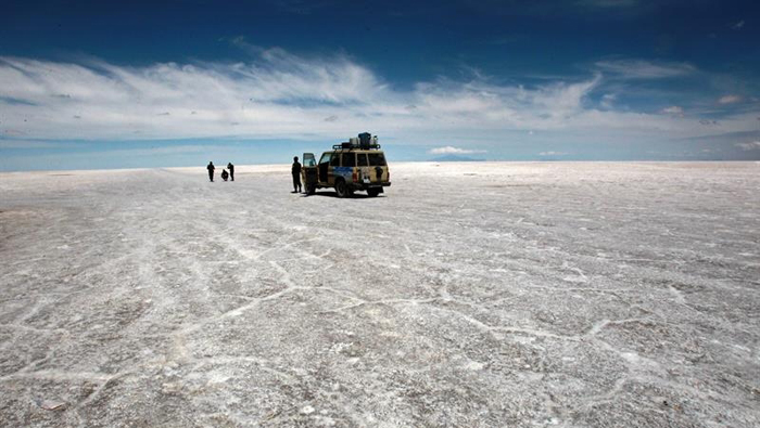 El Salar de Uyuni (noreste de Bolivia) es el mayor desierto de sal del mundo.