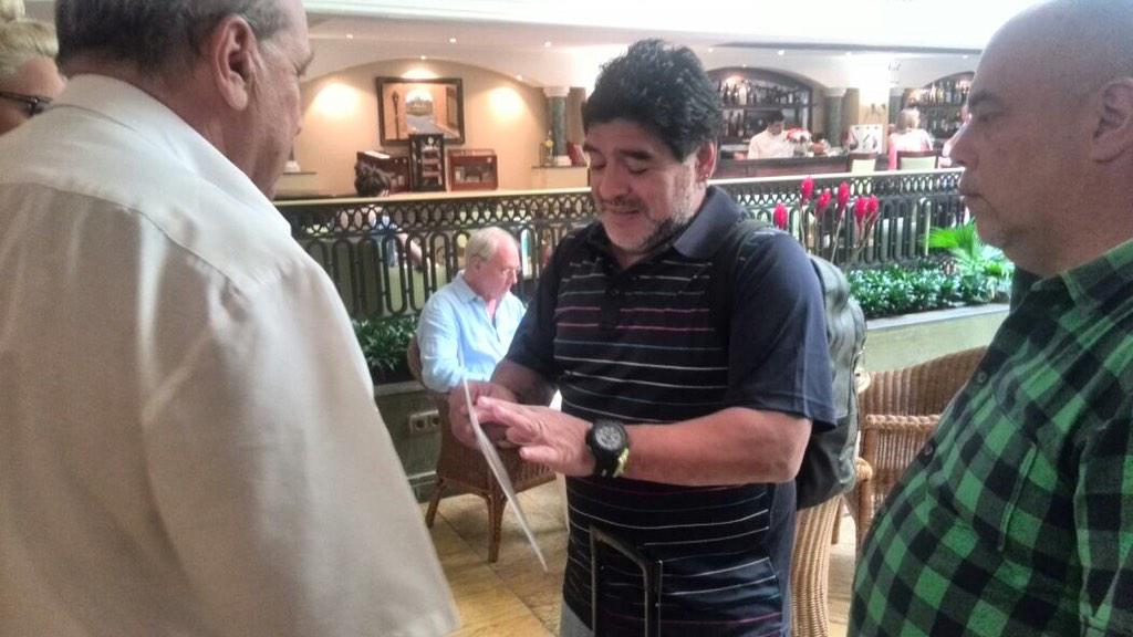 Maradona recibe carta escrita por Fidel Castro, en La Habana.