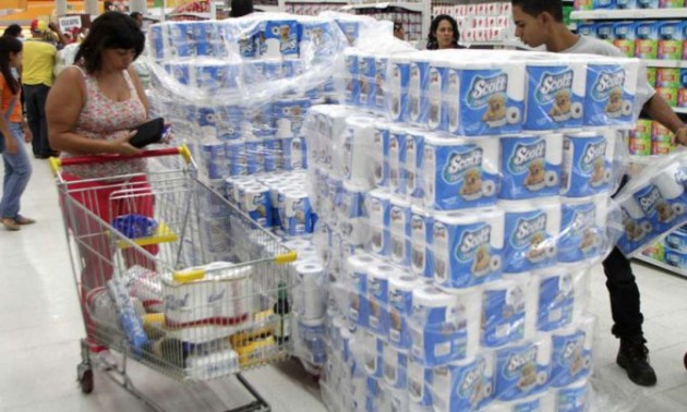 Parte de la guerra viene dada por el acaparamiento de productos de primera necesidad para los venezolanos. (Foto: Archivo)